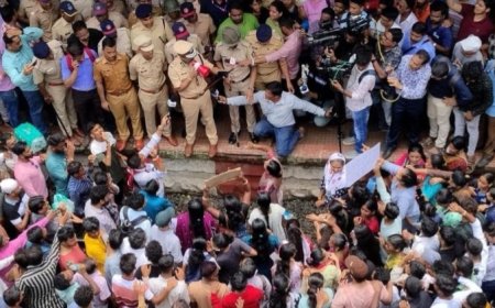 महाराष्ट्र  के पालघर  मे दो मासुम छात्रओ  के साथ दरिंदगी  गुस्साए अभिभावको ने किया उग्र आंदोलन