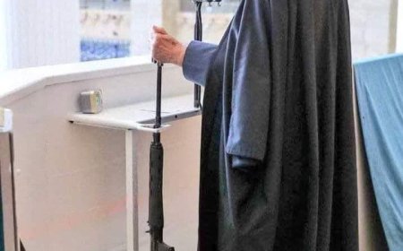 इरान के सुप्रिम लिडर ख़ामनाइ के हाथ मे ख़ुतबे के दौरान असाॅल्ट रायफल  ...  ?