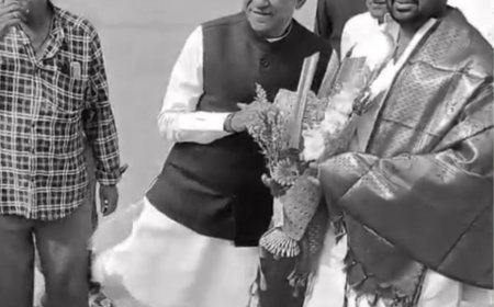 भाजपाईयो का अजब गजब फोटो प्रेम...  पुर्व  केंद्रीय रेल मंत्री रावसाहेब दानवे ने गधे की तरह लात मारकर अपने  कार्यकर्ता  को  किया फोटो  से बहार  !