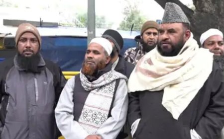 केजरीवाल  की अजब गजब चुनावी घोषनाए  इमामो को 17  महिने से तनख्वा नही,  और अब पुजारियो  ग्रंथीयो  को  देंगे  सम्मान  राशी