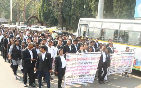 पुलिस द्वारा वकीलों की जबरन गिरफ्तारी पर जिला वकील संघ का विरोध, मोर्चा निकाला गया