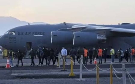 अमेरिका  ने भेजे सैन्य विमान  मे लादकर हथकडी  बेडीयो मे ज़कडे  अवैध प्रवासी