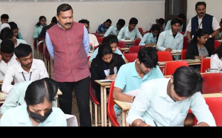 12वीं परीक्षा: जिलाधिकारी ने परीक्षा केंद्रों की सुविधाओं का किया निरीक्षण