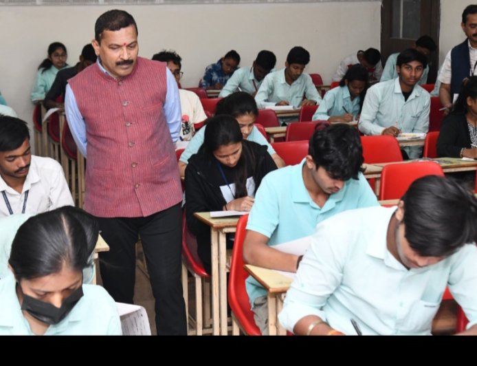 12वीं परीक्षा: जिलाधिकारी ने परीक्षा केंद्रों की सुविधाओं का किया निरीक्षण