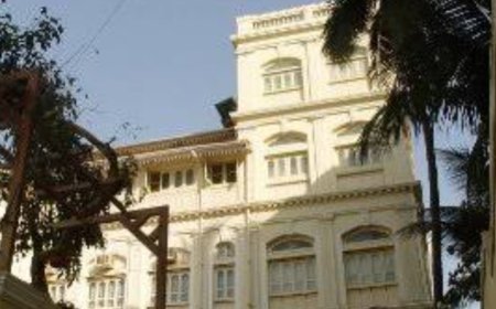 मुंबई  मलबार हिल सय्यदना का सैफी महेल षड्यंत्रो का केंद्र...  जन्म से लेकर मृत्यु  तक बोहरा समुदाय का  आर्थिक  और सामाजिक शोषण.... सुधारवादी बोहरा  समुदाय का  गंभीर आरोप  !