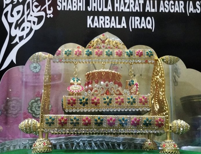 इराक़ कर्बला से औरंगाबाद पहोंचा शबिहे  (गहेवारा ) झुला अली असग़र अ.स.  मोमनिन से ज़ियारत की गुज़ारिश
