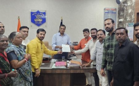 भारतीय जनता पार्टी के नेता हर बात मे हिंदु मुस्लिम एंगल तलाश ही लेते है...?  महानगरपालिका  फेरीवाला  अतिक्रमण दस्ते की शिकायत लेकर पुलिस आयुक्त के पास पहोंचे विधायक संजय केनेकर