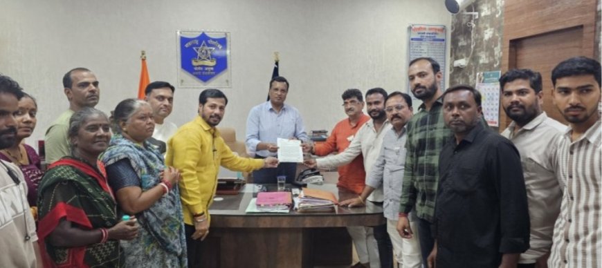 भारतीय जनता पार्टी के नेता हर बात मे हिंदु मुस्लिम एंगल तलाश ही लेते है...?  महानगरपालिका  फेरीवाला  अतिक्रमण दस्ते की शिकायत लेकर पुलिस आयुक्त के पास पहोंचे विधायक संजय केनेकर