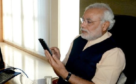 मोबाइल में ‘सरकारी जासूस’?  संचार साथी ऐप को लेकर सियासत गरमाई