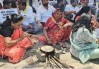 रसोई गैस संकट पर बहुजन अघाड़ी का अनोखा विरोध, सड़क किनारे जला लकड़ी का चूल्हा