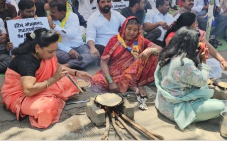 रसोई गैस संकट पर बहुजन अघाड़ी का अनोखा विरोध, सड़क किनारे जला लकड़ी का चूल्हा