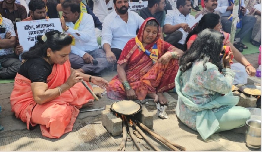 रसोई गैस संकट पर बहुजन अघाड़ी का अनोखा विरोध, सड़क किनारे जला लकड़ी का चूल्हा